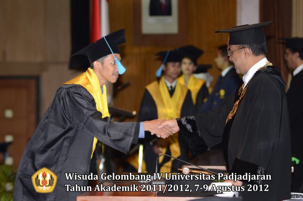 wisuda-unpad-gel-iv-2011_2012-fakultas-ilmu-budaya-oleh-rektor-176