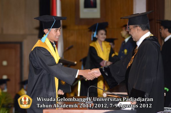 wisuda-unpad-gel-iv-2011_2012-fakultas-ilmu-budaya-oleh-rektor-177