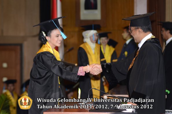 wisuda-unpad-gel-iv-2011_2012-fakultas-ilmu-budaya-oleh-rektor-178