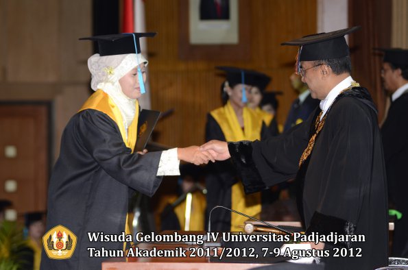 wisuda-unpad-gel-iv-2011_2012-fakultas-ilmu-budaya-oleh-rektor-179