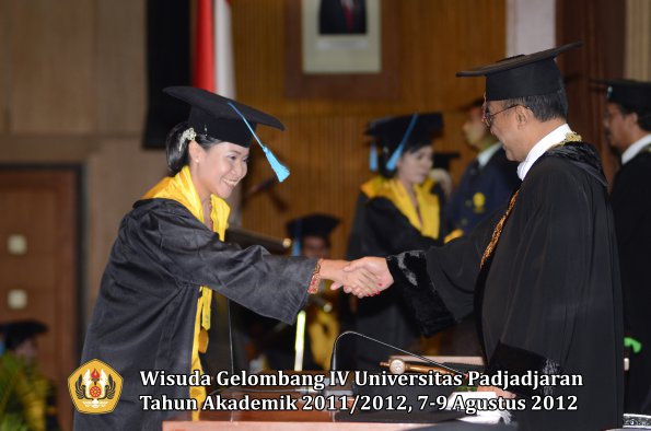 wisuda-unpad-gel-iv-2011_2012-fakultas-ilmu-budaya-oleh-rektor-180