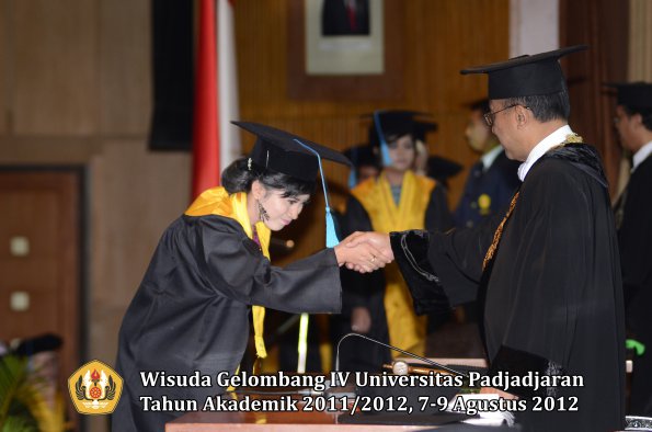 wisuda-unpad-gel-iv-2011_2012-fakultas-ilmu-budaya-oleh-rektor-181