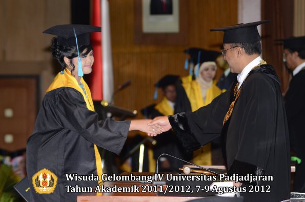 wisuda-unpad-gel-iv-2011_2012-fakultas-ilmu-budaya-oleh-rektor-182