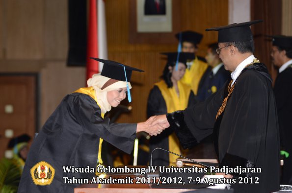 wisuda-unpad-gel-iv-2011_2012-fakultas-ilmu-budaya-oleh-rektor-183