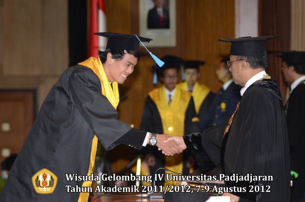 wisuda-unpad-gel-iv-2011_2012-fakultas-ilmu-budaya-oleh-rektor-185