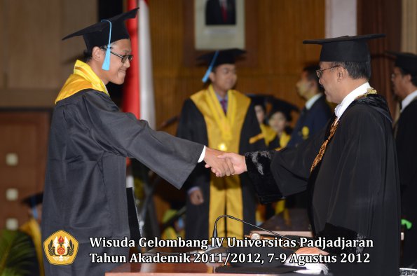 wisuda-unpad-gel-iv-2011_2012-fakultas-ilmu-budaya-oleh-rektor-186