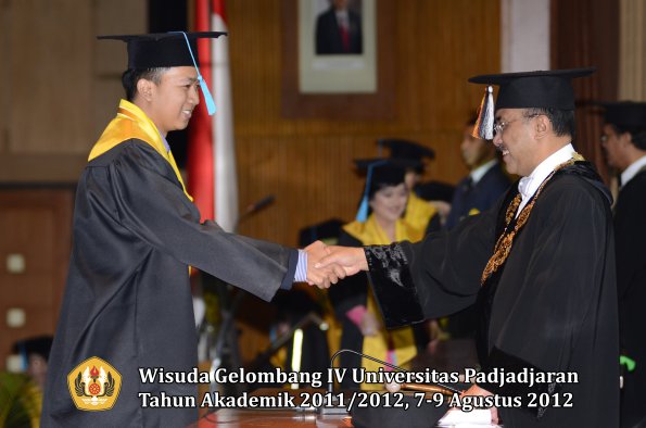 wisuda-unpad-gel-iv-2011_2012-fakultas-ilmu-budaya-oleh-rektor-187