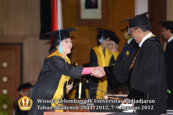 wisuda-unpad-gel-iv-2011_2012-fakultas-ilmu-budaya-oleh-rektor-188