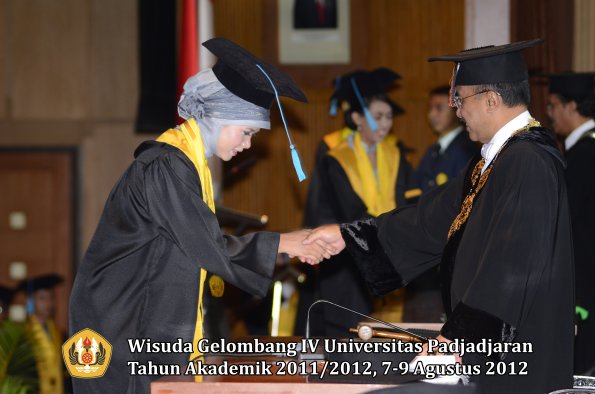 wisuda-unpad-gel-iv-2011_2012-fakultas-ilmu-budaya-oleh-rektor-193