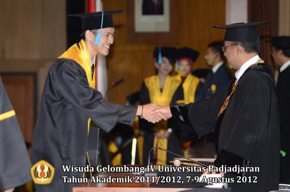 wisuda-unpad-gel-iv-2011_2012-fakultas-ilmu-budaya-oleh-rektor-195