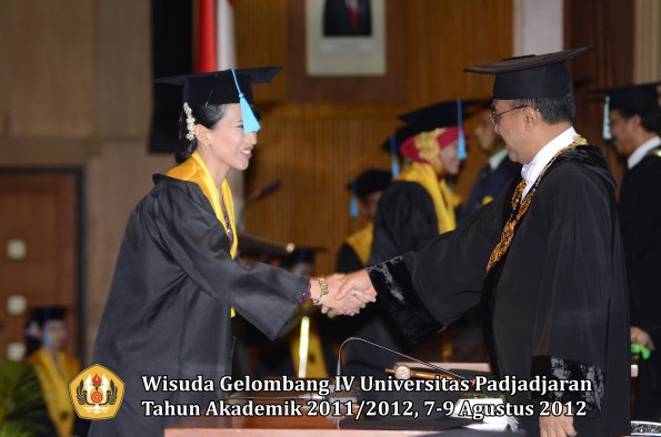 wisuda-unpad-gel-iv-2011_2012-fakultas-ilmu-budaya-oleh-rektor-196