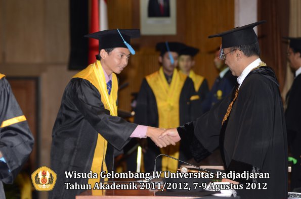 wisuda-unpad-gel-iv-2011_2012-fakultas-ilmu-budaya-oleh-rektor-200