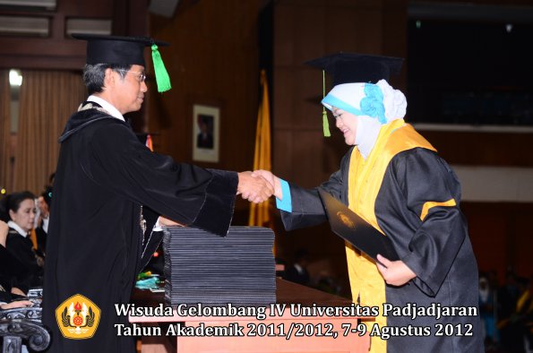 wisuda-unpad-gel-iv-2011_2012-fakultas-kedokteran-oleh-dekan-001