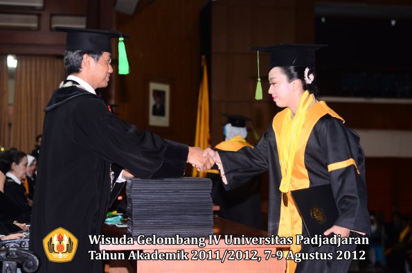 wisuda-unpad-gel-iv-2011_2012-fakultas-kedokteran-oleh-dekan-002