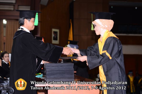 wisuda-unpad-gel-iv-2011_2012-fakultas-kedokteran-oleh-dekan-006