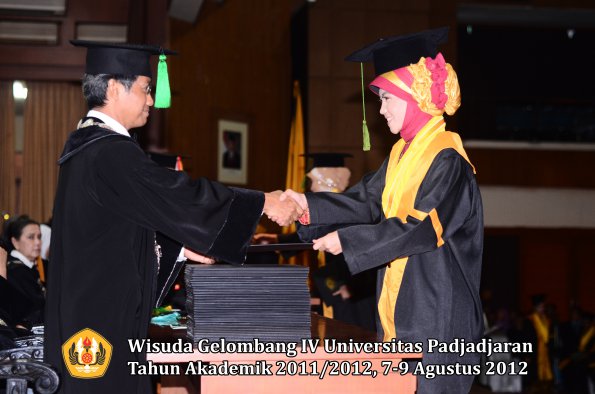 wisuda-unpad-gel-iv-2011_2012-fakultas-kedokteran-oleh-dekan-007