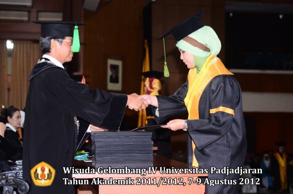 wisuda-unpad-gel-iv-2011_2012-fakultas-kedokteran-oleh-dekan-008