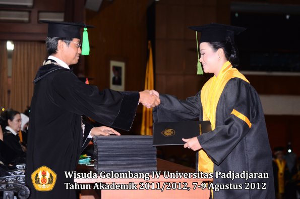 wisuda-unpad-gel-iv-2011_2012-fakultas-kedokteran-oleh-dekan-009