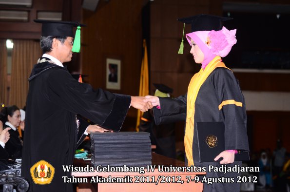 wisuda-unpad-gel-iv-2011_2012-fakultas-kedokteran-oleh-dekan-011