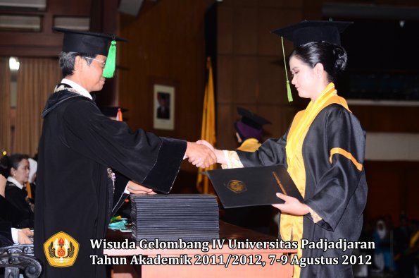 wisuda-unpad-gel-iv-2011_2012-fakultas-kedokteran-oleh-dekan-014