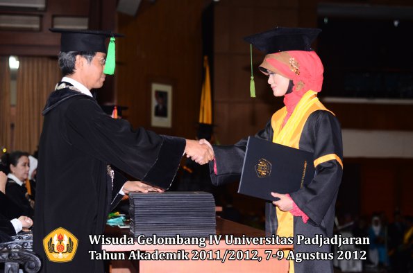 wisuda-unpad-gel-iv-2011_2012-fakultas-kedokteran-oleh-dekan-015