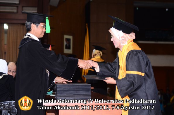 wisuda-unpad-gel-iv-2011_2012-fakultas-kedokteran-oleh-dekan-021