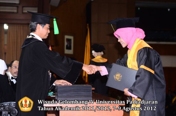 wisuda-unpad-gel-iv-2011_2012-fakultas-kedokteran-oleh-dekan-022