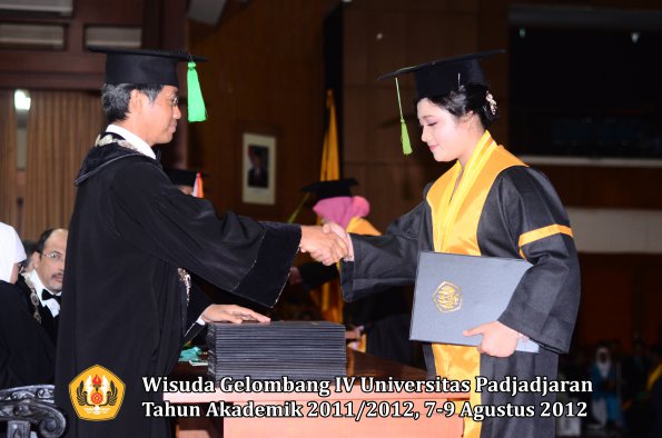 wisuda-unpad-gel-iv-2011_2012-fakultas-kedokteran-oleh-dekan-023