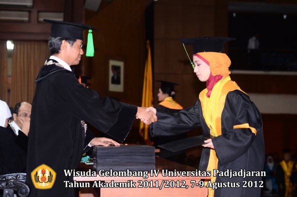 wisuda-unpad-gel-iv-2011_2012-fakultas-kedokteran-oleh-dekan-024