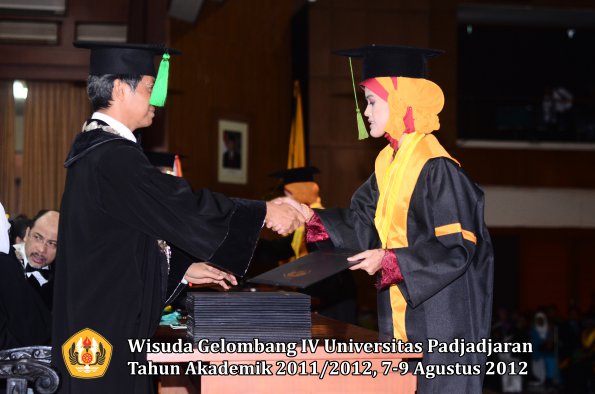 wisuda-unpad-gel-iv-2011_2012-fakultas-kedokteran-oleh-dekan-025