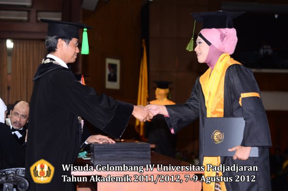 wisuda-unpad-gel-iv-2011_2012-fakultas-kedokteran-oleh-dekan-026