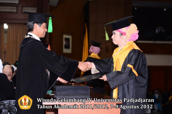 wisuda-unpad-gel-iv-2011_2012-fakultas-kedokteran-oleh-dekan-027