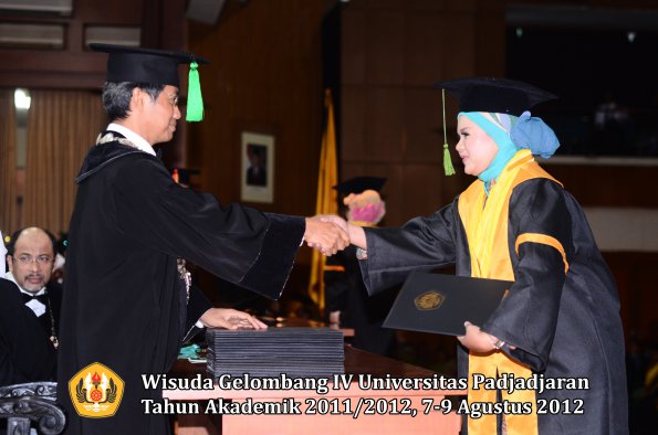 wisuda-unpad-gel-iv-2011_2012-fakultas-kedokteran-oleh-dekan-028