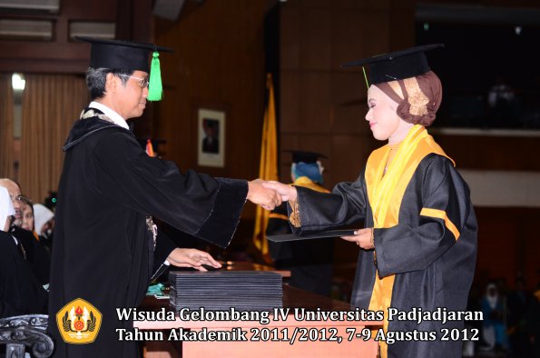 wisuda-unpad-gel-iv-2011_2012-fakultas-kedokteran-oleh-dekan-029