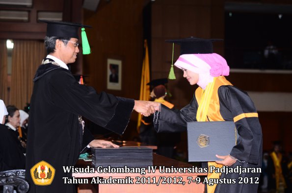 wisuda-unpad-gel-iv-2011_2012-fakultas-kedokteran-oleh-dekan-030