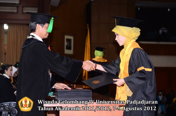 wisuda-unpad-gel-iv-2011_2012-fakultas-kedokteran-oleh-dekan-032