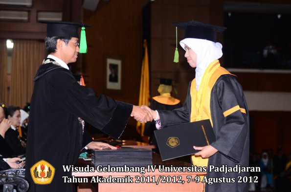 wisuda-unpad-gel-iv-2011_2012-fakultas-kedokteran-oleh-dekan-033