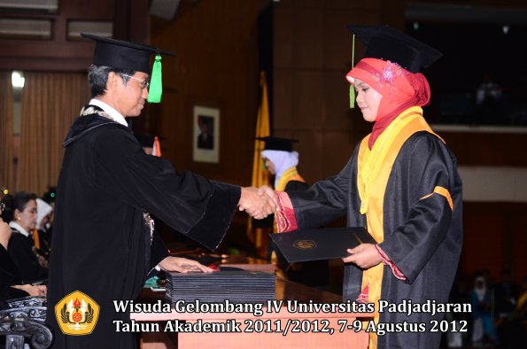 wisuda-unpad-gel-iv-2011_2012-fakultas-kedokteran-oleh-dekan-034