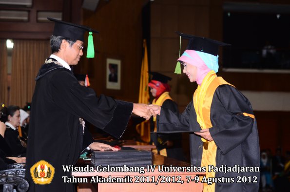 wisuda-unpad-gel-iv-2011_2012-fakultas-kedokteran-oleh-dekan-035