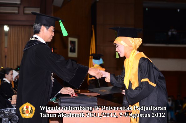 wisuda-unpad-gel-iv-2011_2012-fakultas-kedokteran-oleh-dekan-036