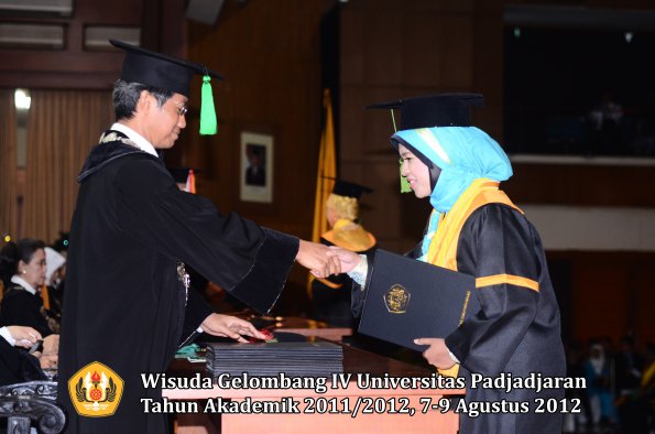 wisuda-unpad-gel-iv-2011_2012-fakultas-kedokteran-oleh-dekan-037