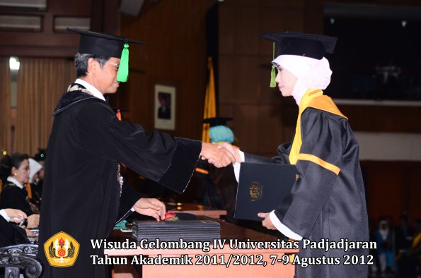 wisuda-unpad-gel-iv-2011_2012-fakultas-kedokteran-oleh-dekan-038