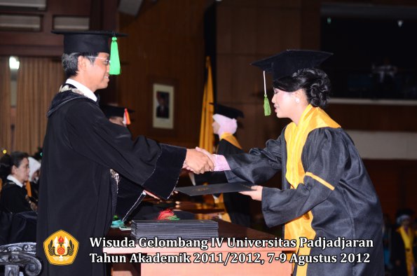 wisuda-unpad-gel-iv-2011_2012-fakultas-kedokteran-oleh-dekan-039