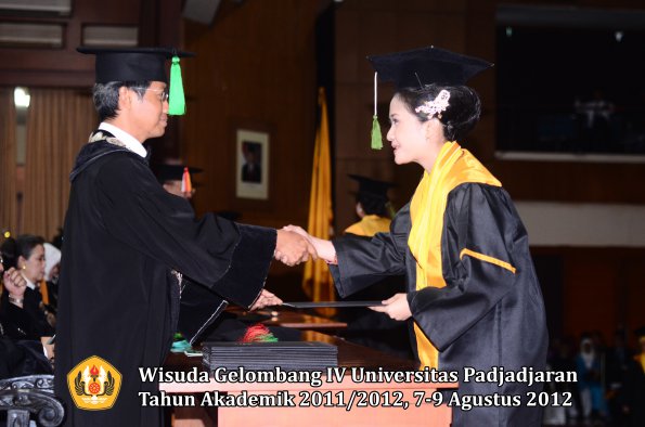 wisuda-unpad-gel-iv-2011_2012-fakultas-kedokteran-oleh-dekan-040