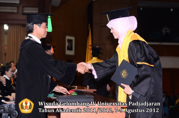 wisuda-unpad-gel-iv-2011_2012-fakultas-kedokteran-oleh-dekan-041