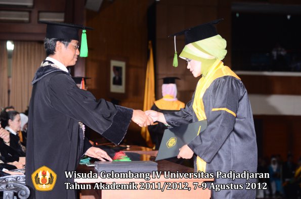 wisuda-unpad-gel-iv-2011_2012-fakultas-kedokteran-oleh-dekan-042