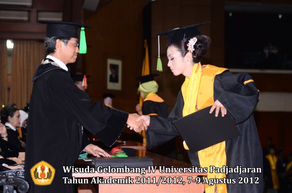 wisuda-unpad-gel-iv-2011_2012-fakultas-kedokteran-oleh-dekan-043