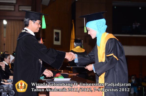 wisuda-unpad-gel-iv-2011_2012-fakultas-kedokteran-oleh-dekan-049