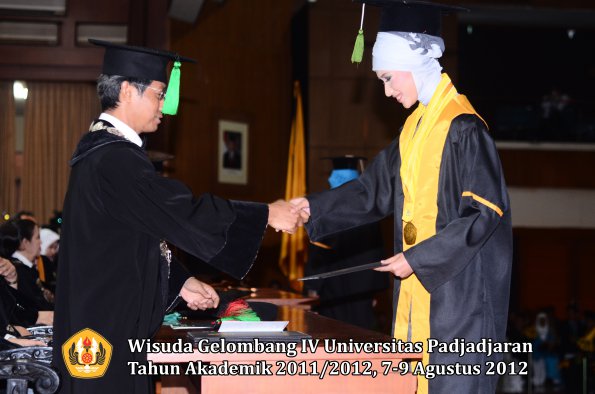 wisuda-unpad-gel-iv-2011_2012-fakultas-kedokteran-oleh-dekan-050