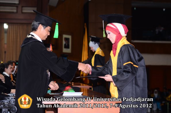 wisuda-unpad-gel-iv-2011_2012-fakultas-kedokteran-oleh-dekan-051